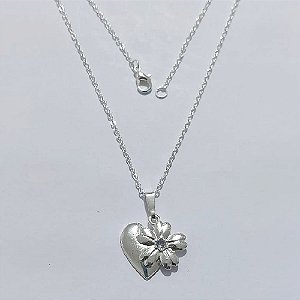 GARGANTILHA FOLHEADA A PRATA COM 50 MILÉSIMOS + VERNIZ DIAMOND - GARGANTILHA COM PINGENTE CORAÇÃO COM FLOR 20MM - PRA1256