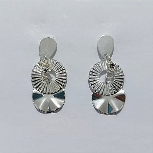 BRINCO FOLHEADO A PRATA COM 50 MILÉSIMOS + VERNIZ DIAMOND - BRINCO DE PINO COM ZIRCÔNIA E ARGOLA E MARTELADO 14MM - PRA1276