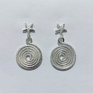 BRINCO FOLHEADO A PRATA COM 50 MILÉSIMOS + VERNIZ DIAMOND - BRINCO DE PINO BASE ESTRELA DO MAR E PINGENTE ENROLADO 19MM - PRA1278