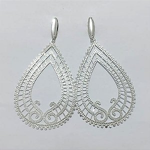 BRINCO FOLHEADO A PRATA COM 50 MILÉSIMOS + VERNIZ DIAMOND - BRINCO DE PINO BASE OVAL E GOTA TRABALHADA VAZADA 58MM - PRA1279