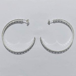 BRINCO FOLHEADO A PRATA COM 50 MILÉSIMOS + VERNIZ DIAMOND - BRINCO DE ARGOLA DETALHES VAZADOS 7X59MM - PRA1287