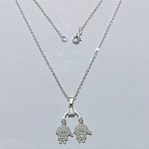 GARGANTILHA FOLHEADA A PRATA COM 50 MILÉSIMOS + VERNIZ DIAMOND - GARGANTILHA CORRENTE 45CM E PINGENTE CANGA COM DOIS MENINOS 24MM - PRA1291