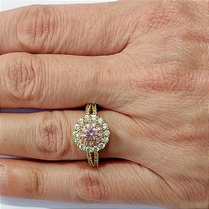 ANEL NO BRUTO PRONTO PARA O BANHO - ANEL CRAVEJADO COM MICROS ZIRCÔNIAS E PEDRA EM ZIRCÔNIA 5MM - PESO DO ANEL 3,9GR (SERÁ ENVIADA A COR DISPONÍVEL EM ESTOQUE) - ANEL000656