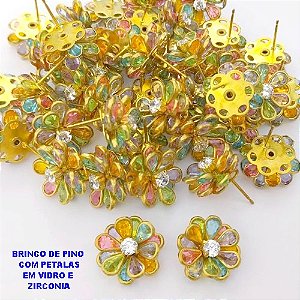 BRINCO NO BRUTO PRONTO PARA O BANHO - (CX195) (AV) BRINCO DE PINO FLOR CRAVEJADA EM VIDRO E ZIRCÔNIAS COLORIDAS 15MM - PESO TOTAL 3.3GR - COMPOSIÇÃO: LATÃO / ZIRCÔNIA - BRU29158