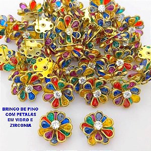 BRINCO NO BRUTO PRONTO PARA O BANHO - (CX195) (AV) BRINCO DE PINO FLOR CRAVEJADA EM VIDRO E ZIRCÔNIAS COLORIDAS 15MM - PESO TOTAL 3.3GR - COMPOSIÇÃO: LATÃO / ZIRCÔNIA - BRU29160