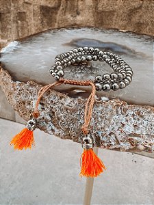 Pulseira Tripla Prateada com Tassel Laranja