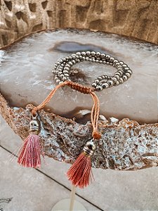 Pulseira Tripla Prateada com Tassel Rosa Queimado