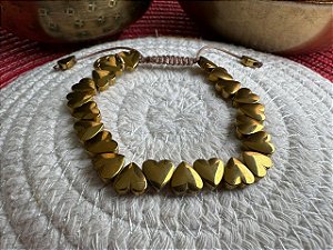 Pulseira Hematita Coração Invertido Dourado