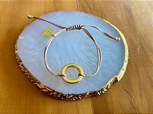 Pulseira Linha Bege com Moeda Dourada