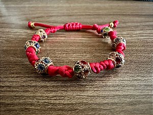 Pulseira Vermelha com Entremeios de Bolas Cravejadas de Cristais Coloridos