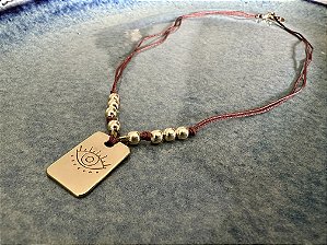 Colar Fiozinho Marrom com Pingente de Plaquinha Dourada