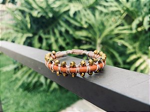 Pulseira Macramê Bege com Cristais Dourados