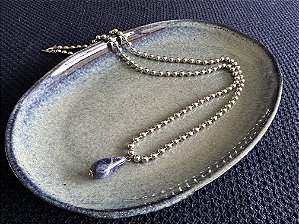 Colar Longo Prateado com Gota de Pedra Sodalita
