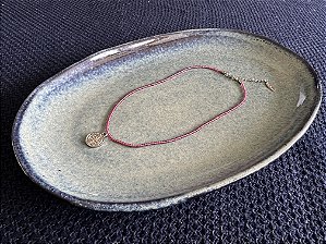 Colar Mini Cristais Fúcsia com Pingente São Bento