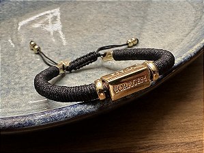 Pulseira Preta com Plaquinha Central Dourada
