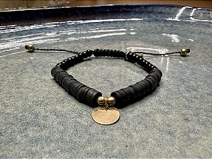 Pulseira Preta com Moeda Lisa Dourada