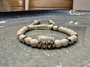 Pulseira Off White e Dourada com Pingente Tassel