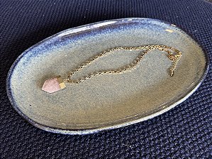 Colar Dourado com Pingente Quartzo Rosa