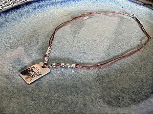 Colar Fiozinho Marrom com Pingente de Plaquinha Prateada