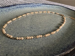 Colar Dourado com Cristais Bege