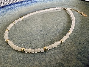 Colar Pedra Jade Branco e Dourado