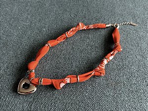 Colar Bandana Laranja com Pingente Coração