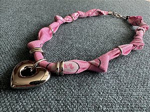 Colar Bandana Rosa Claro com Pingente Coração