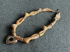 Colar Bandana Bege com Pingente Coração