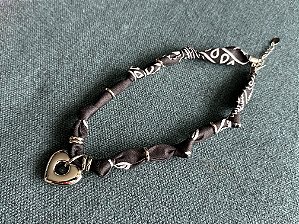 Colar Bandana Preto com Pingente Coração