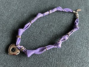 Colar Bandana Lilás com Pingente Coração