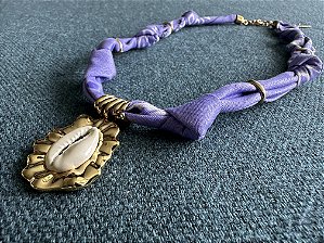 Colar Bandana Lilás com Pingente Búzio