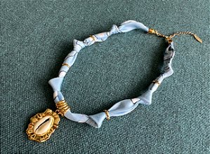 Colar Bandana Azul Bebê com Pingente Búzio