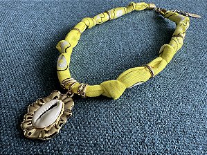 Colar Bandana Amarelo com Pingente Búzio