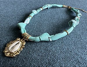 Colar Bandana Azul Tiffany com Pingente Búzio