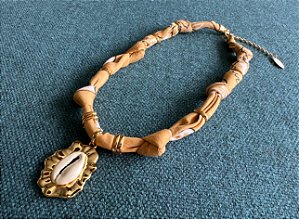 Colar Bandana Bege com Pingente Búzio