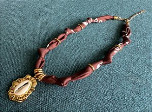 Colar Bandana Marrom com Pingente Búzio