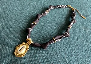 Colar Bandana Preto com Pingente Búzio