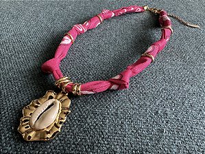 Colar Bandana Rosa Pink com Pingente Búzio