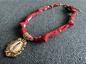 Colar Bandana Vermelha com Pingente Búzio