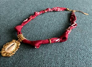 Colar Bandana Vinho com Pingente Búzio