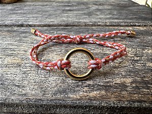 Pulseira Argola Dourada no Cordão Vermelho