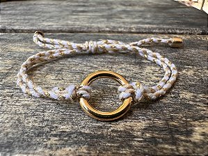 Pulseira Argola Dourada no Cordão Branco