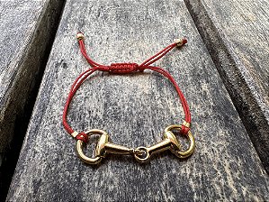 Pulseira Dourada no Fiozinho Vermelho