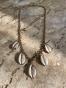 Colar Dourado com Búzios