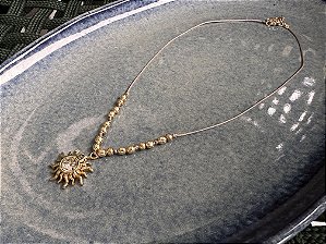 Colar Sol no Fiozinho Bege