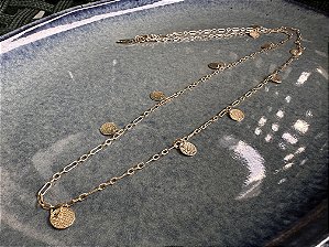 Colar Longo Correntinha Dourada com Moedinhas