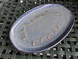 Colar Longo Correntinha Dourada com Búzios