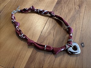 Colar Bandana Vinho com Pingente Coração