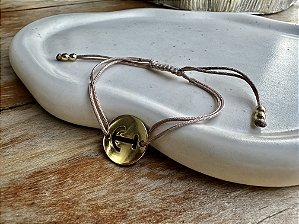 Pulseira Medalha Âncora Dourada no Fiozinho Bege