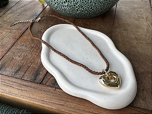 Colar Cordão Marrom com coração Dourado